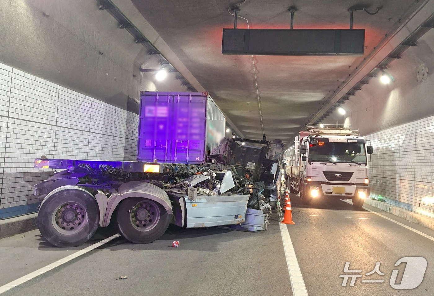 4일 오후 부산 가덕해저터널 교통 사고 현장.(부산 강서경찰서 제공. 재판매 및 DB 금지)
