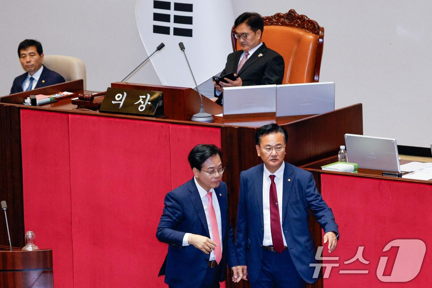 송언석 국민의힘 비상대책위원장 겸 원내대표, 유상범 원내수석부대표가 4일 오후 서울 여의도 국회에서 제426회국회&#40;임시회&#41; 제5차 본회의 개의 지연 관련 우원식 의장에게 항의한 뒤 자리로 향하고 있다. 2025.7.4/뉴스1 ⓒ News1 안은나 기자