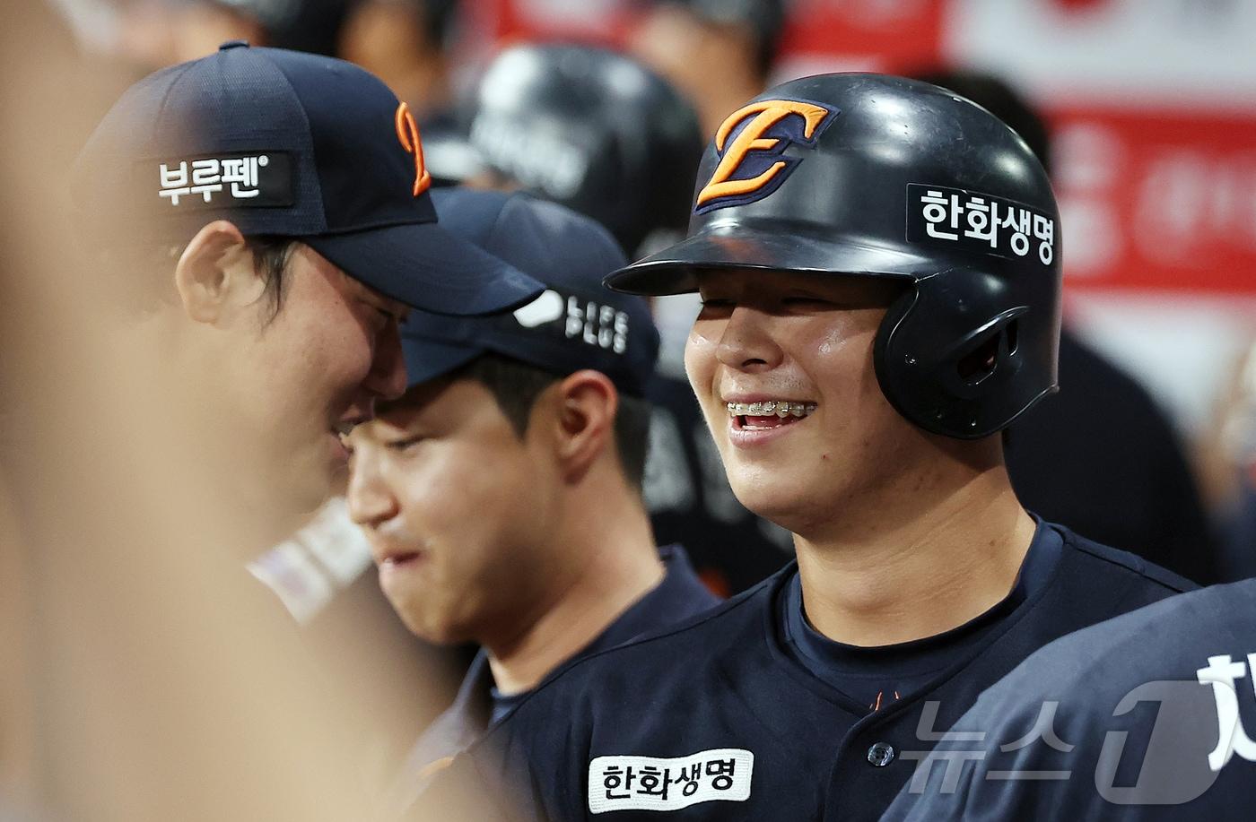 4일 오후 서울 구로구 고척스카이돔에서 열린 프로야구 '2025 신한 SOL뱅크 KBO 리그' 한화 이글스와 키움 히어로즈의 경기, 한화 노시환이 9회초 1사 역전 솔로홈런을 친 뒤 더그아웃에서 동료들의 축하를 받고 있다. 2025.7.4/뉴스1 ⓒ News1 김진환 기자