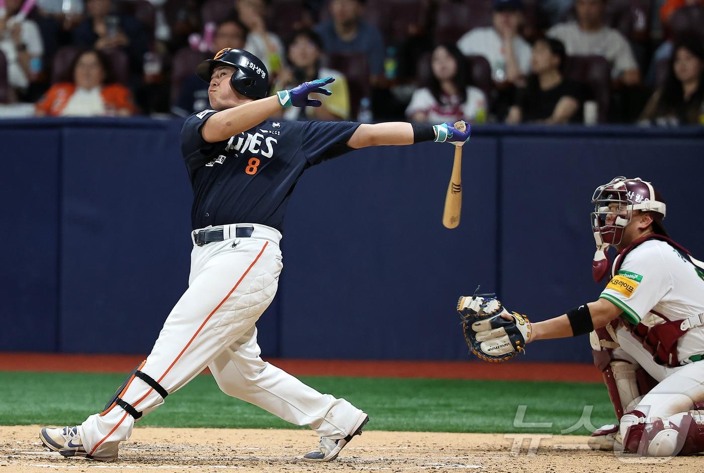 4일 오후 서울 구로구 고척스카이돔에서 열린 프로야구 &#39;2025 신한 SOL뱅크 KBO 리그&#39; 한화 이글스와 키움 히어로즈의 경기, 한화 노시환이 9회초 1사 역전 솔로홈런을 치고 있다. 2025.7.4/뉴스1 ⓒ News1 김진환 기자