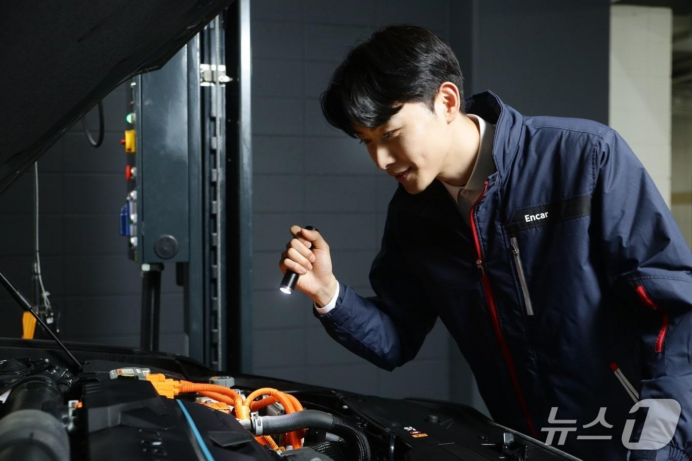 중고차를 점검 중인 엔카닷컴  