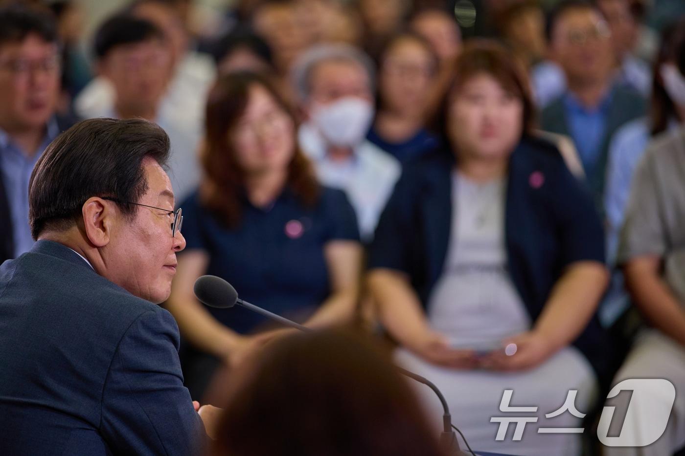 이재명 대통령이 지난 4일 대전 유성구 대전컨벤션센터에서 열린 ‘충청에서 듣다, 충청 타운홀 미팅’에서 참석자의 질문을 경청하고 있다. &#40;이재명 대통령 SNS. 재판매 및 DB 금지&#41; 2025.7.5/뉴스1 ⓒ News1 허경 기자