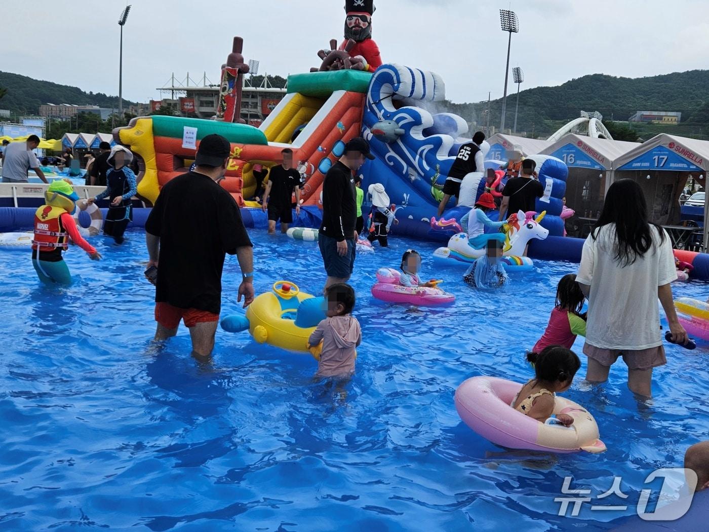 본문 이미지 - 3일 낮 춘천 송암스포츠타운 특설 경기장에서 열리는 썸머워터페스티벌에서 시민들이 물놀이를 하고 있다.205.7.5 한귀섭 기자