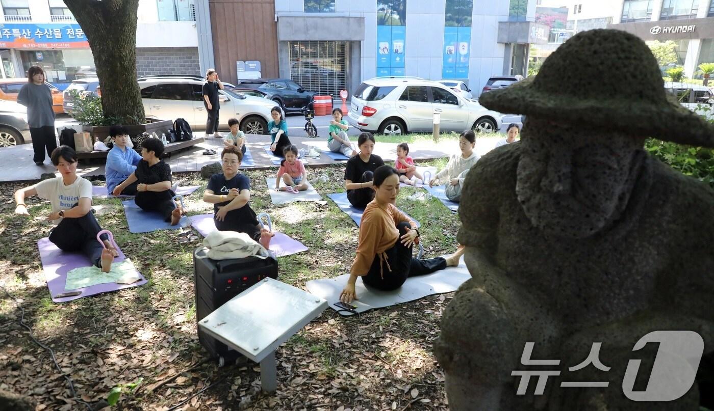 5일 오후 제주시 연동 삼다공원에서 제주관광공사가 주관한 삼다콘서트에서 도민과 관광객들이 요가 프로그램을 하고 있다. 2025.7.5/뉴스1 ⓒ News1 고동명 기자