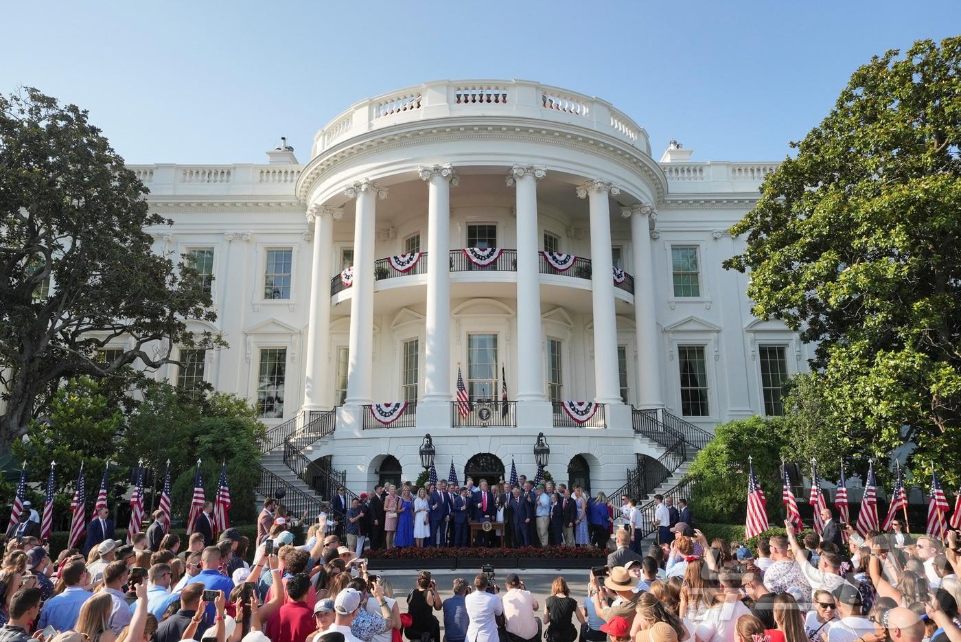 본문 이미지 - 미국 독립기념일인 지난해 7월 4일(현지시간) 도널드 트럼프 미국 대통령이 워싱턴DC 백악관에서 군인 가족들과 함께한 피크닉 행사를 겸한 '하나의 큰 아름다운 법안'(One Big Beautiful Bill Act)에 서명한 후 단체 사진을 촬영하고 있다. 2025.07.05 ⓒ 로이터=뉴스1