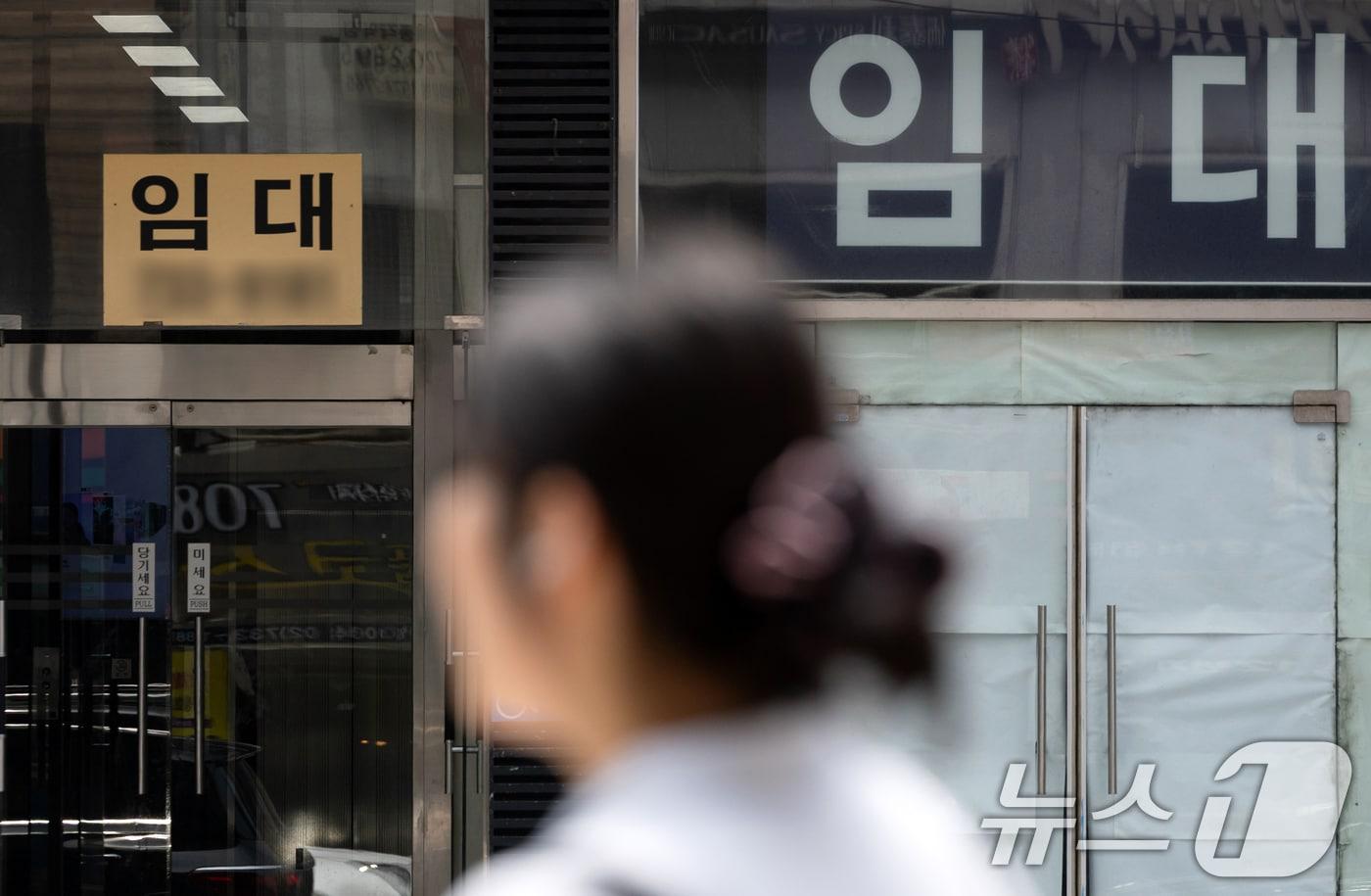 서울 시내의 한 점포에 임대 안내가 게시돼 있다. 2025.7.6/뉴스1 ⓒ News1 이승배 기자