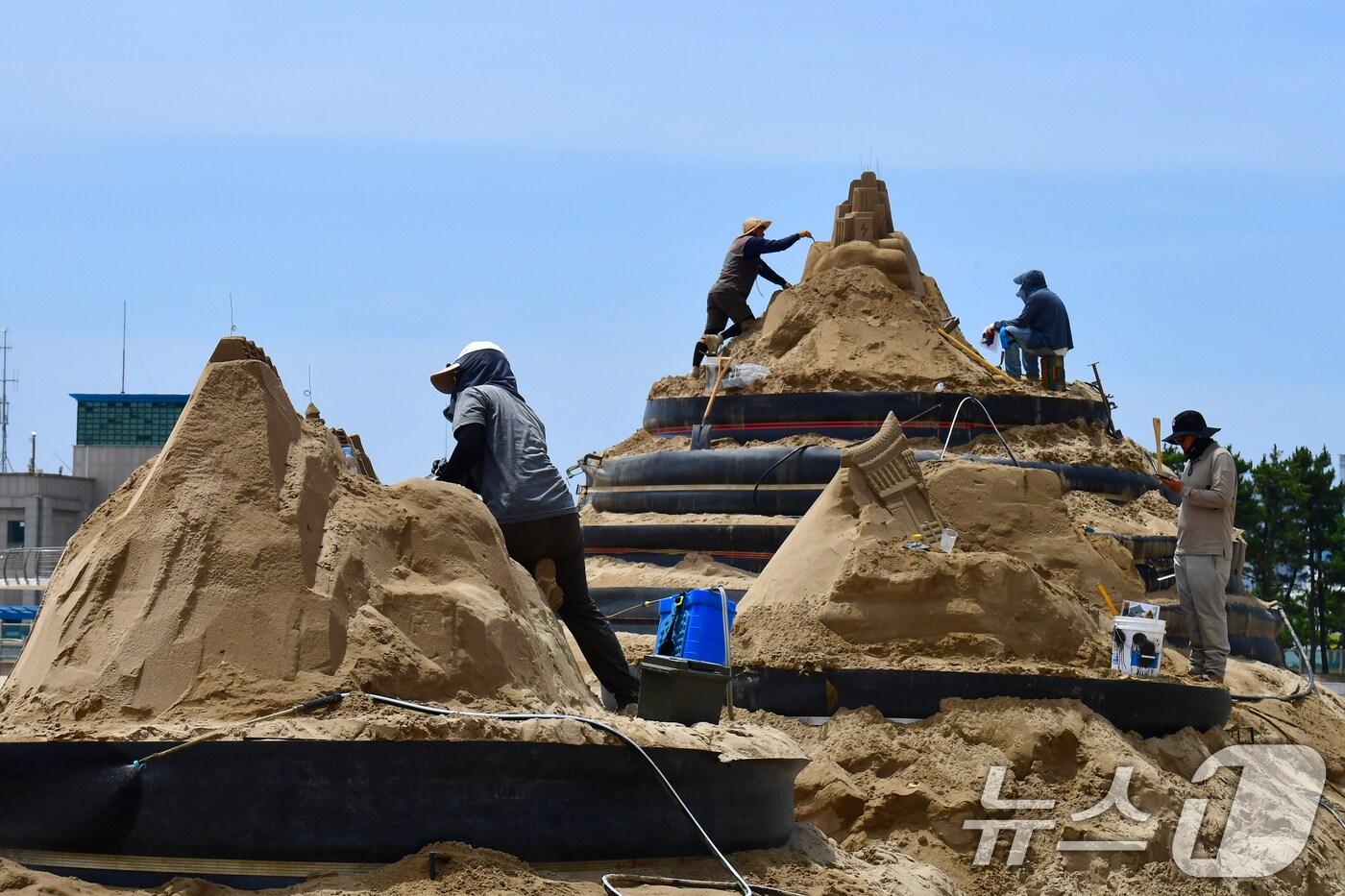 6일 경북 포항시 북구 영일대해수욕장 백사장에서 다양한 모래조각 작품들이 만들어지고 있다.&#40;사진은 기사 내용과 무관함&#41; / 뉴스1 ⓒ News1 2025.7.6/뉴스1 ⓒ News1 최창호 기자