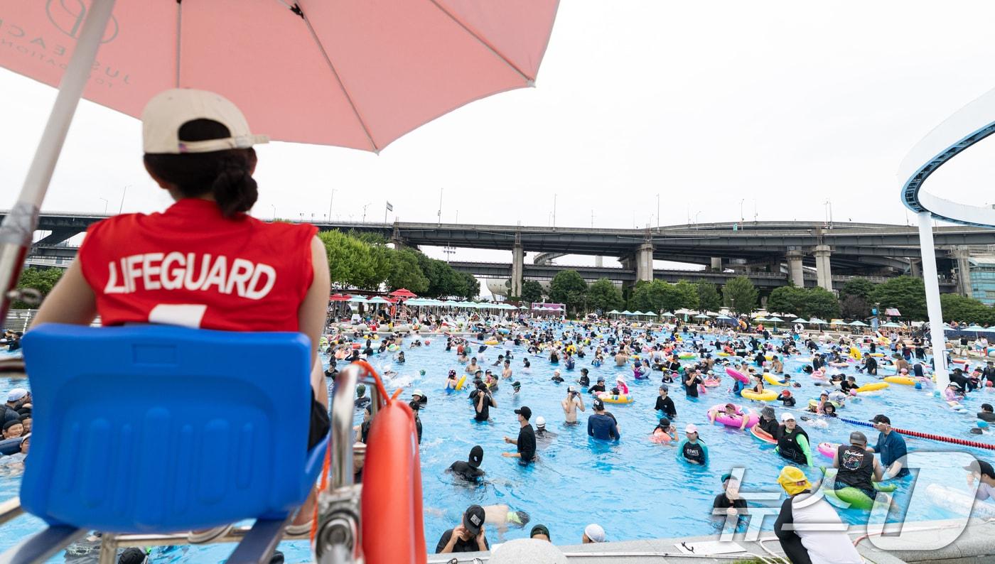 서울 광진구 뚝섬 한강공원 수영장이 북적이고 있다. 2025.7.6/뉴스1 ⓒ News1 이승배 기자
