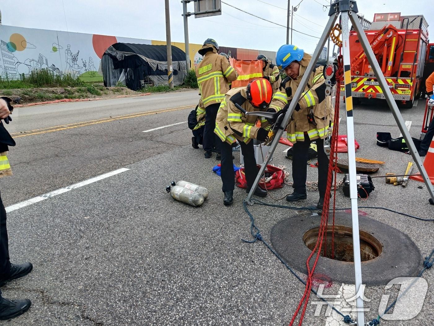본문 이미지 - 6일 인천시 계양구 병방동 한 도로 멘홀에서 소방대원들이 실종자를 수색하고 있다. 인천소방본부에 따르면 이날 오전 9시 22분쯤 인천시 계양구 병방동의 한 도로 맨홀 아래 오수관에서 작업 중이던 A씨(50대)가 의식을 잃은 채 발견됐다.  (인천소방본부 제공, 재판매 및 DB 금지) 2025.7.6/뉴스1