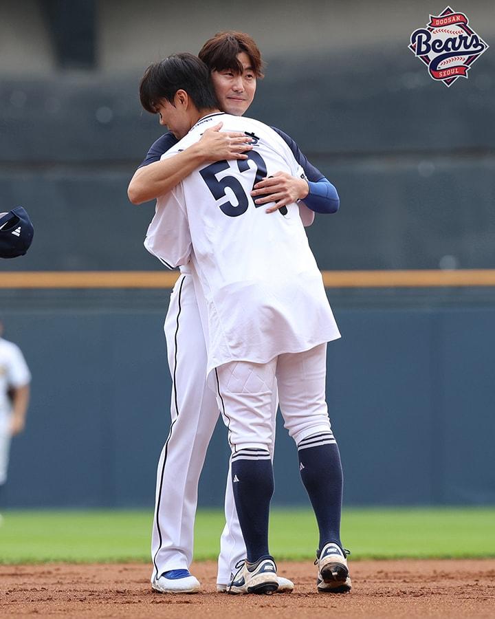 본문 이미지 - 김재호(왼쪽)가 6일 열린 KBO리그 잠실 KT 위즈-두산 베어스전에서 1회초 교체 투입된 박준순에게 유니폼 상의를 건넨 뒤 포옹하고 있다. (두산 베어스 제공)