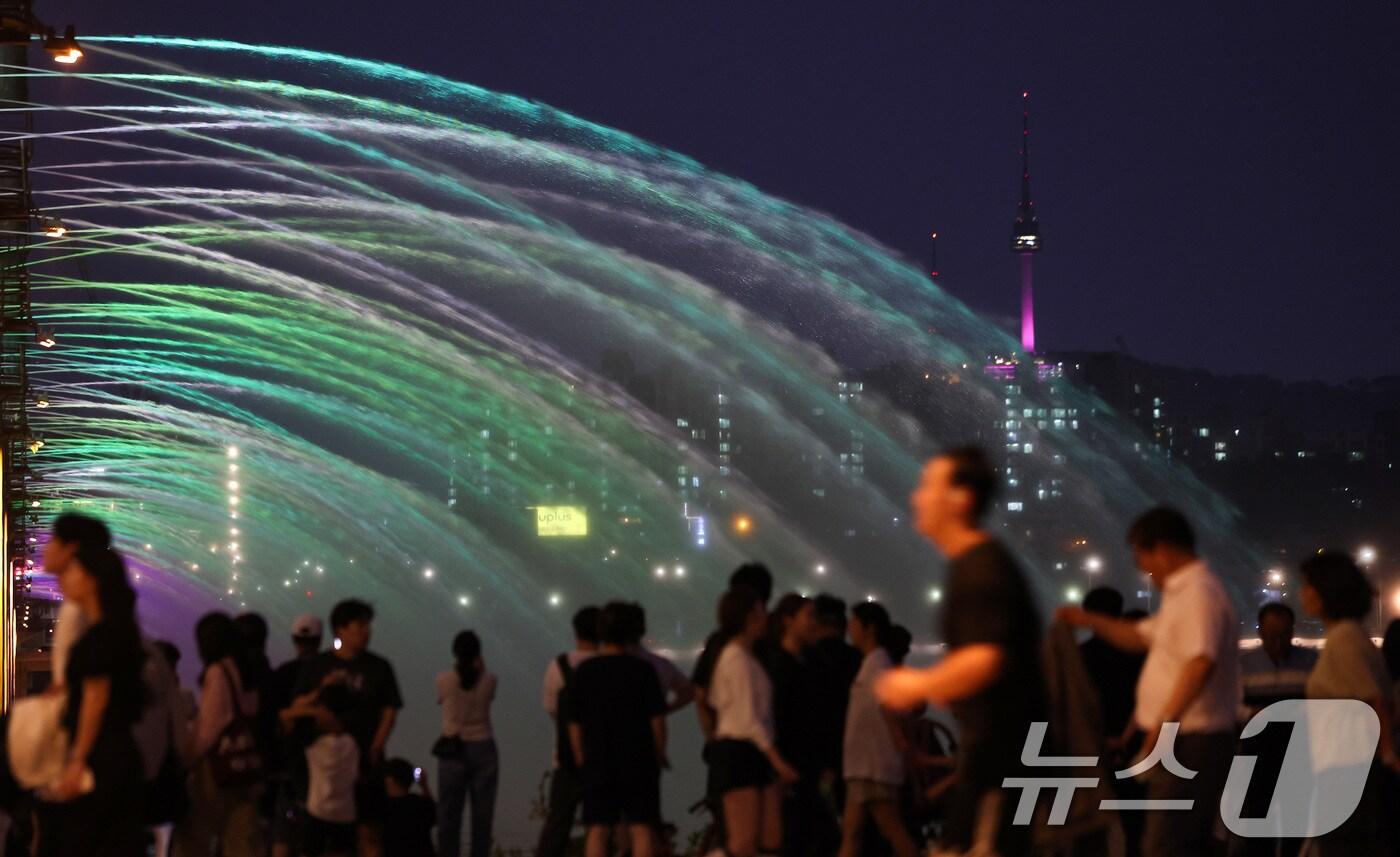 일주일째 열대야가 이어진 6일 오후 서울 반포대교 아래에서 시민들이 무지개 분수를 보며 더위를 식히고 있다. 2025.7.6/뉴스1 ⓒ News1 이동해 기자
