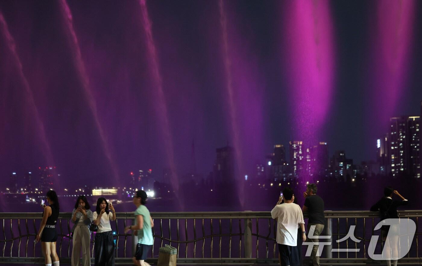  시민들이 무지개 분수를 보며 더위를 식히고 있다. 2025.7.6/뉴스1 ⓒ News1 이동해 기자