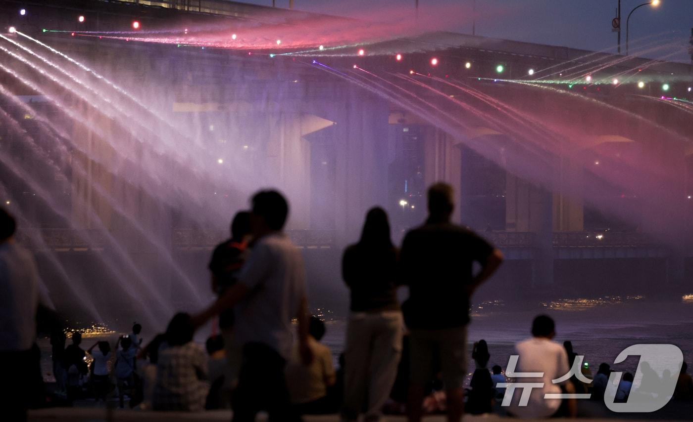 일주일째 열대야가 이어진 6일 오후 서울 반포대교 아래에서 시민들이 무지개 분수를 보며 더위를 식히고 있다. 2025.7.6/뉴스1 ⓒ News1 이동해 기자