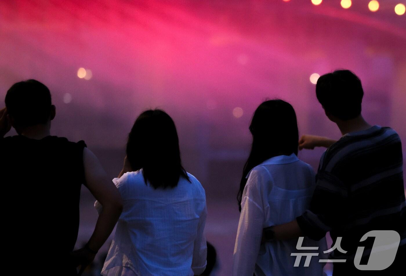 일주일째 열대야가 이어진 6일 오후 서울 반포대교 아래에서 시민들이 무지개 분수를 보며 더위를 식히고 있다. 2025.7.6/뉴스1 ⓒ News1 이동해 기자