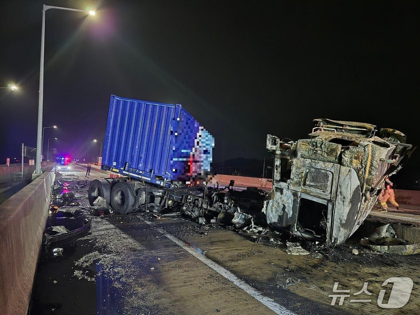 본문 이미지 - 공주 천안논산고속도로 교통사고 현장. (공주소방서 제공, 재판매 및 DB금지) / 뉴스1