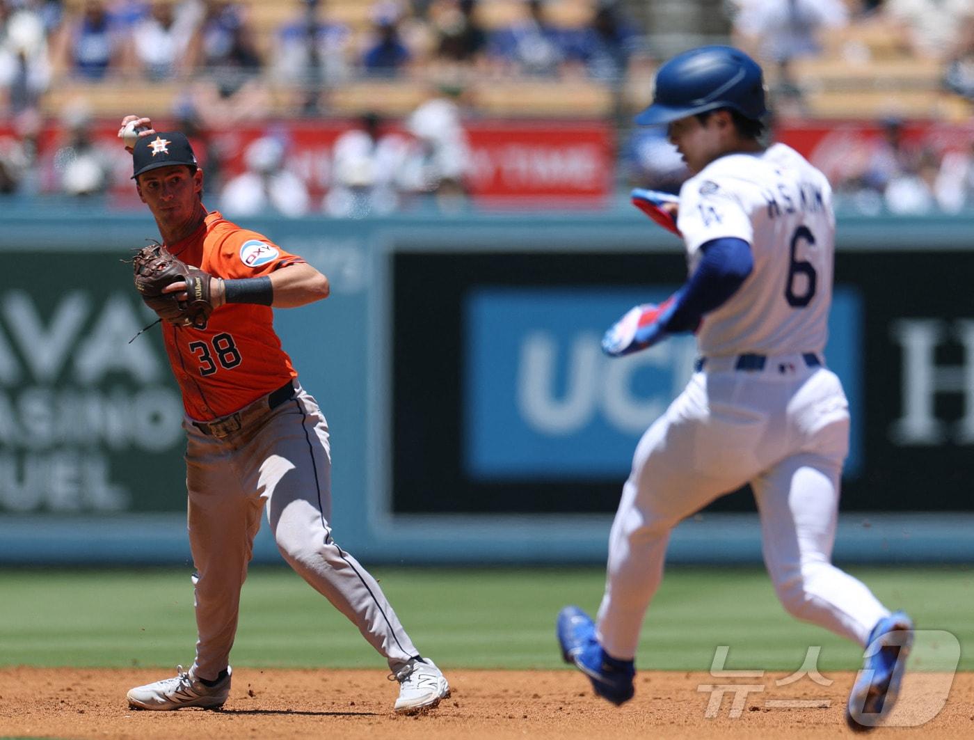 본문 이미지 - 김혜성(오른쪽)이 7일 휴스턴전에서 주루하고 있다. ⓒ AFP=뉴스1
