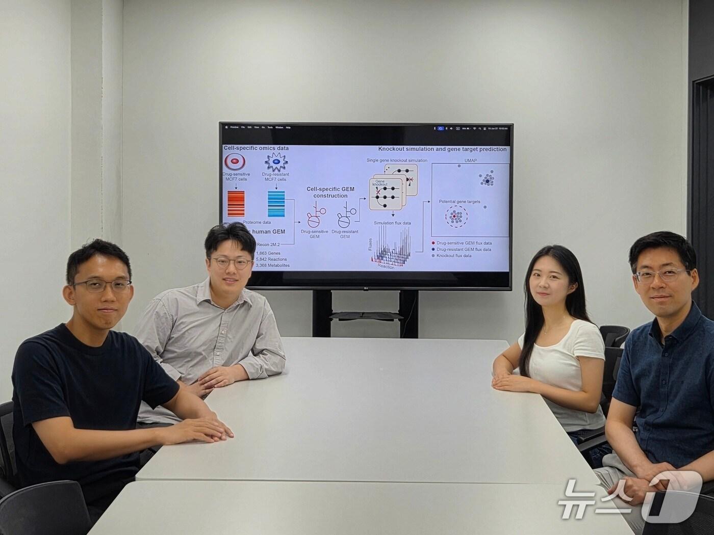 본문 이미지 - KAIST 생명화학공학과 연구팀. 왼쪽부터 김현욱 교수, 정해덕 박사과정, 임진아 박사과정, 김유식 교수(KAIST 제공) /뉴스1