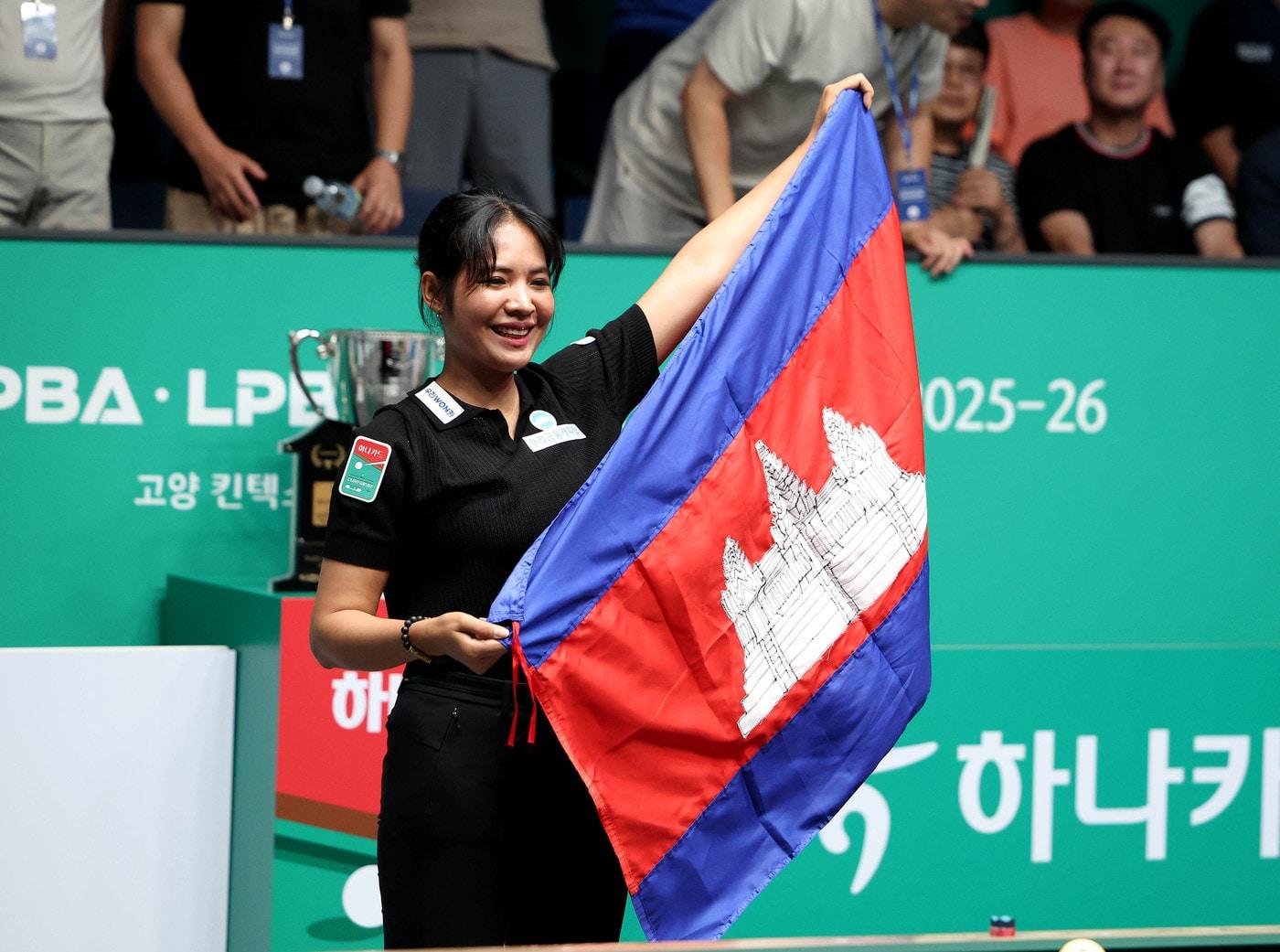 본문 이미지 - 캄보디아 국기를 펼치고 환하게 웃는 스롱피아비&#40;PBA 제공&#41;