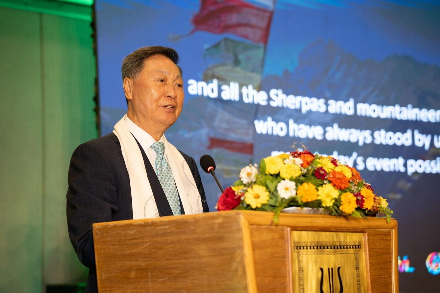 &#39;히말라야 기후 헌장 2025&#39;가 발표된 &#39;서밋 포 어스&#39;에서 BYN블랙야크그룹 강태선 회장이 스피치를 하고 있다&#40;블랙야크그룹제공&#41;