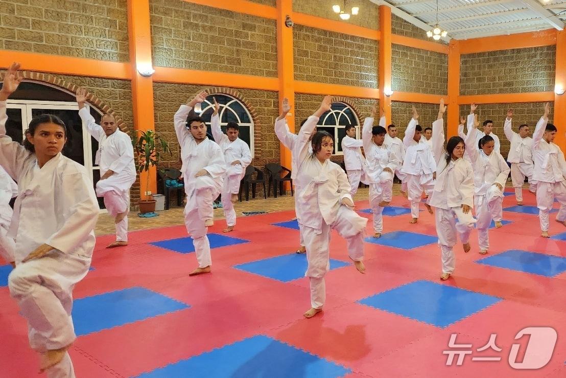 본문 이미지 - 7일 ㈔한국택견협회는 멕시코 3개 주에 택견전수관 22곳이 문을 연다고 밝혔다.(한국택견협회 제공. 재판매 및 DB금지)/뉴스1 