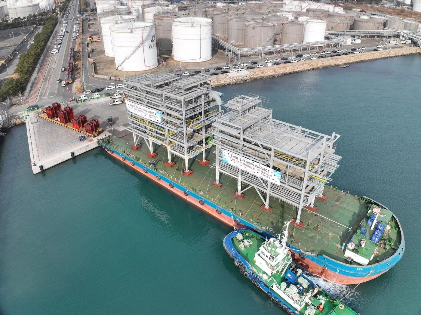 본문 이미지 - 샤힌 프로젝트 대형 모듈을 실은 바지선이 울산신항 부두에 접안하는 작업을 하고 있다.&#40;DL이앤씨 제공&#41;