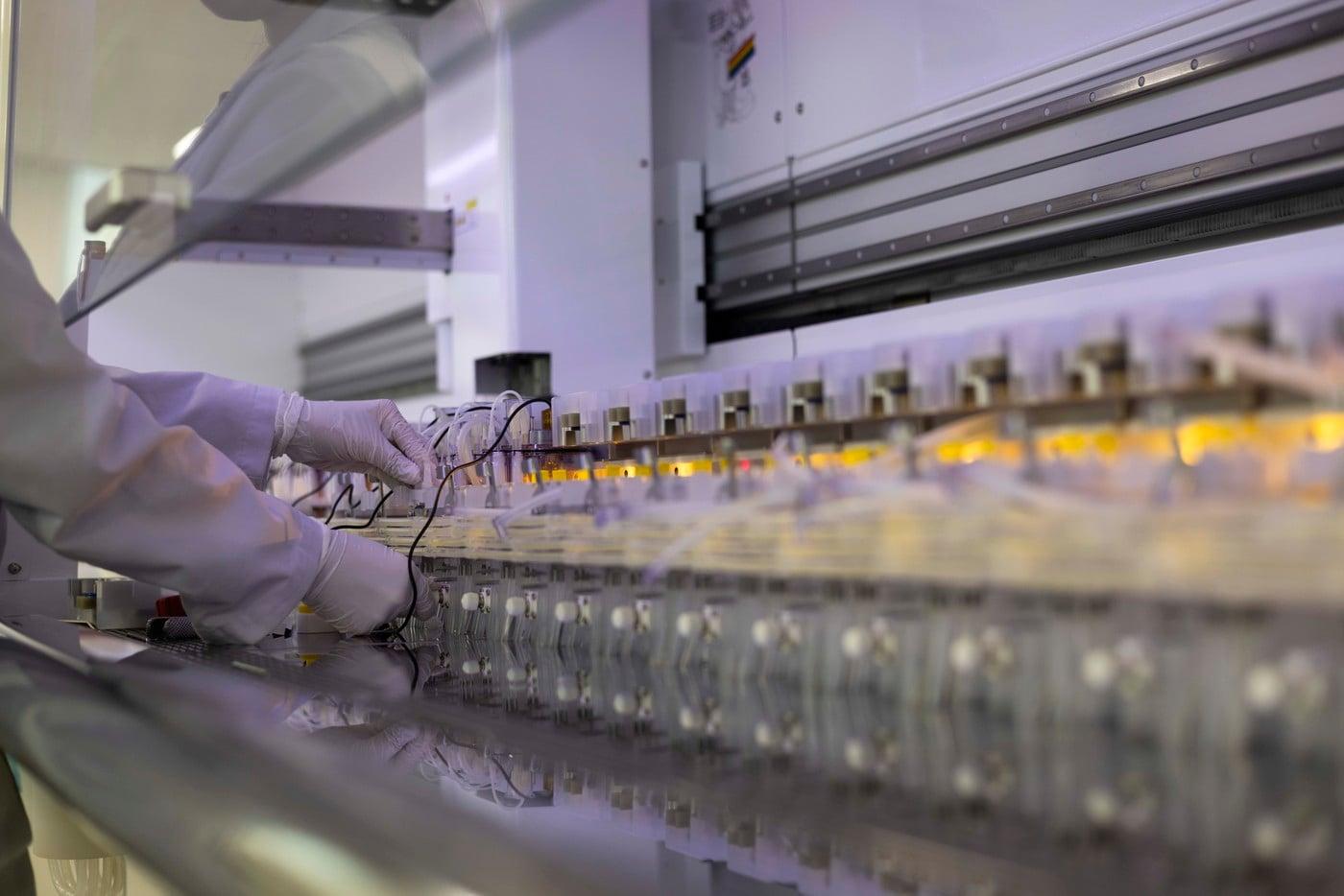 자동화 배양기를 활용해 균주 연구를 진행하는 모습. (롯데중앙연구소 제공)