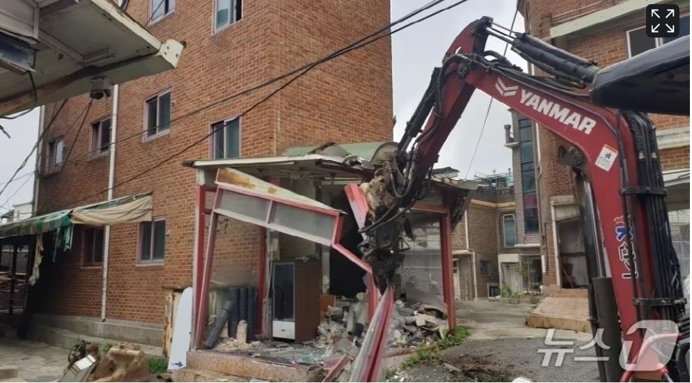 본문 이미지 - 경기 파주시가 연풍리 성매매집결지 내 불법 건축물에 대한 강제 철거를 진행하고 있다. &#40;파주시 제공, 재판매 및 DB금지&#41;