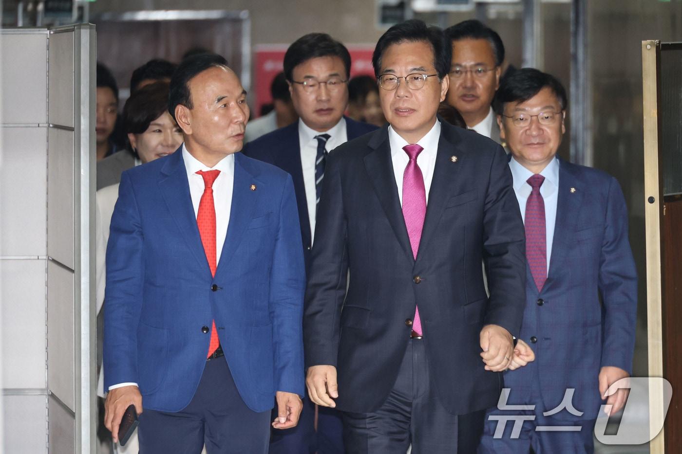 송언석 국민의힘 비상대책위원장 겸 원내대표와 비대위원들이 7일 오전 서울 여의도 국회에서 열린 비상대책위원회의에 참석하고 있다. 2025.7.7/뉴스1 ⓒ News1 이광호 기자
