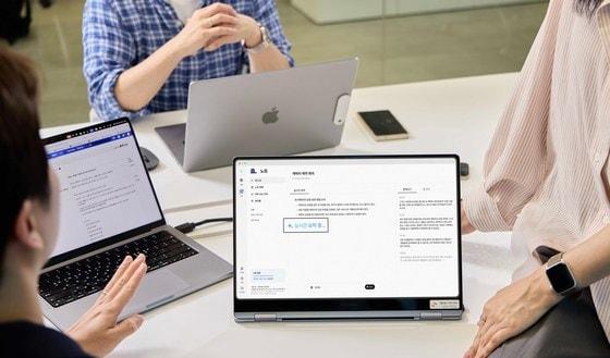 본문 이미지 - SK텔레콤은 인공지능&#40;AI&#41; 서비스 &#39;에이닷&#39;에 베타 버전으로 탑재된 &#39;노트&#39; 서비스가 출시 일중인 만에 누적 사용자 30만명을 돌파했다고 7일 밝혔다. SKT 모델이 에이닷 &#39;노트&#39; 웹 버전 실시간 요약 기능을 사용하고 있다. &#40;SK텔레콤 제공. 재판매 및 DB 금지&#41; 2025.7.7/뉴스1