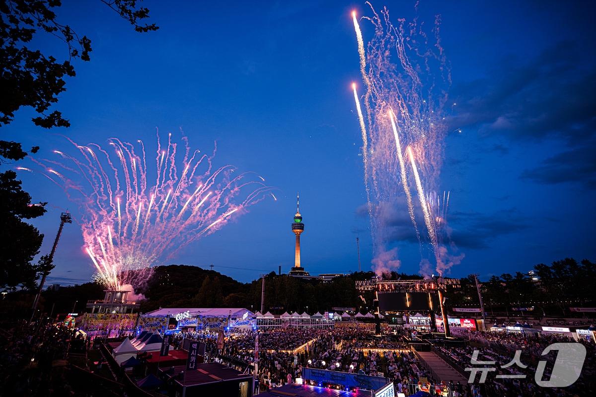 본문 이미지 - 지난 6일 오후 대구치맥페스티벌 폐막식 모습. 지난 2일 개막해 닷새간 대구 두류공원 일대에서 열린 이 축제에는 100만명이 넘는 관람객이 찾았다.(대구시 제공, 재판매 및 DB 금지)