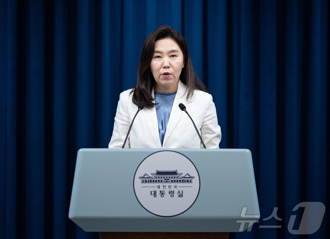 본문 이미지 - 강유정 대통령실 대변인이 7일 서울 용산 대통령실 청사에서 청년담당관 신설 및 채용 관련 브리핑을 하고 있다. 2025.7.7/뉴스1 ⓒ News1 이재명 기자