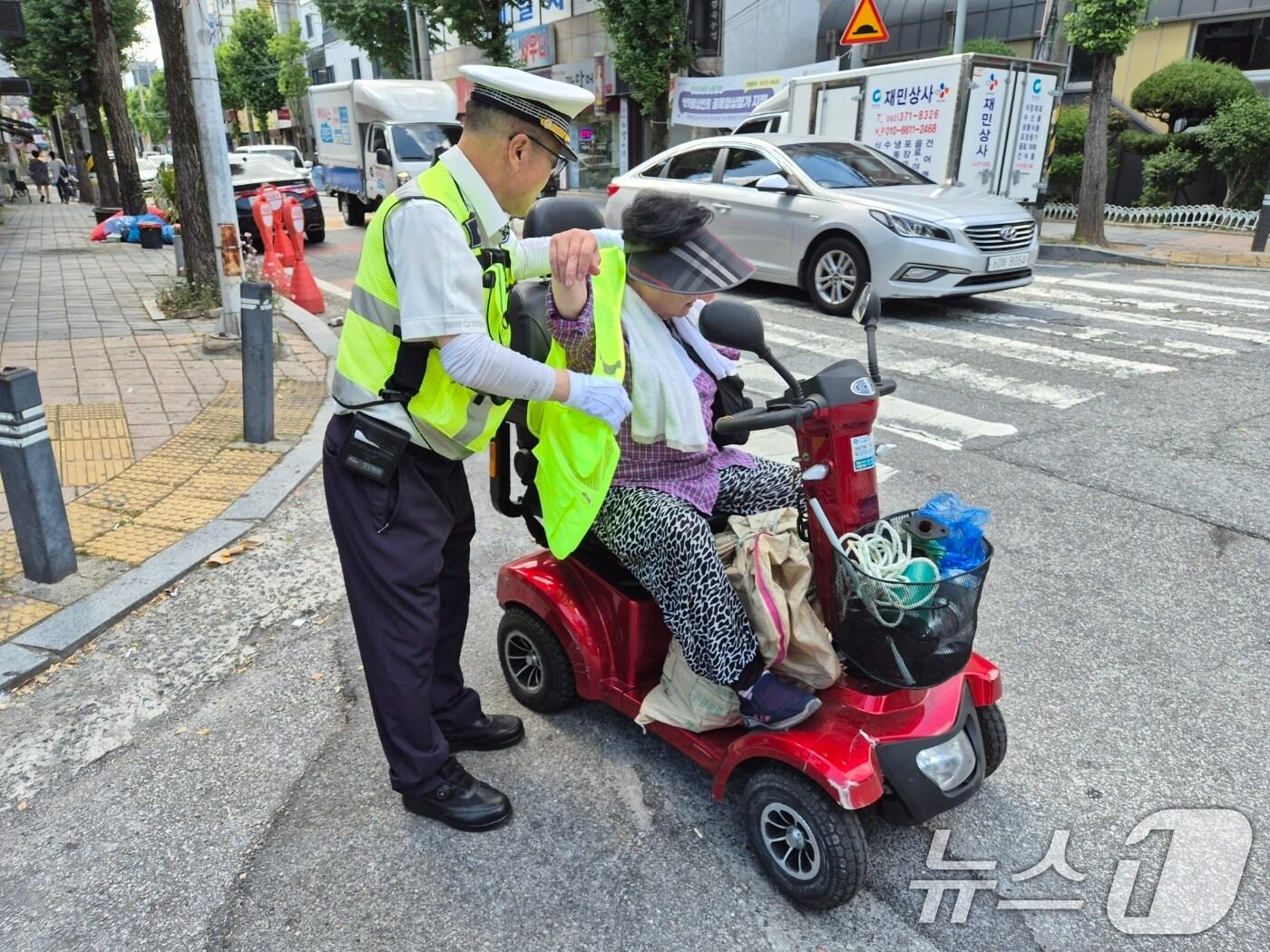 본문 이미지 - 광주 서부경찰서 관계자들이 장애 의자차 이용자들에게 형광조끼를 배부하고 있다.&#40;광주 서부경찰서 제공. 재판매 및 DB금지&#41; 2025.7.7/뉴스1 