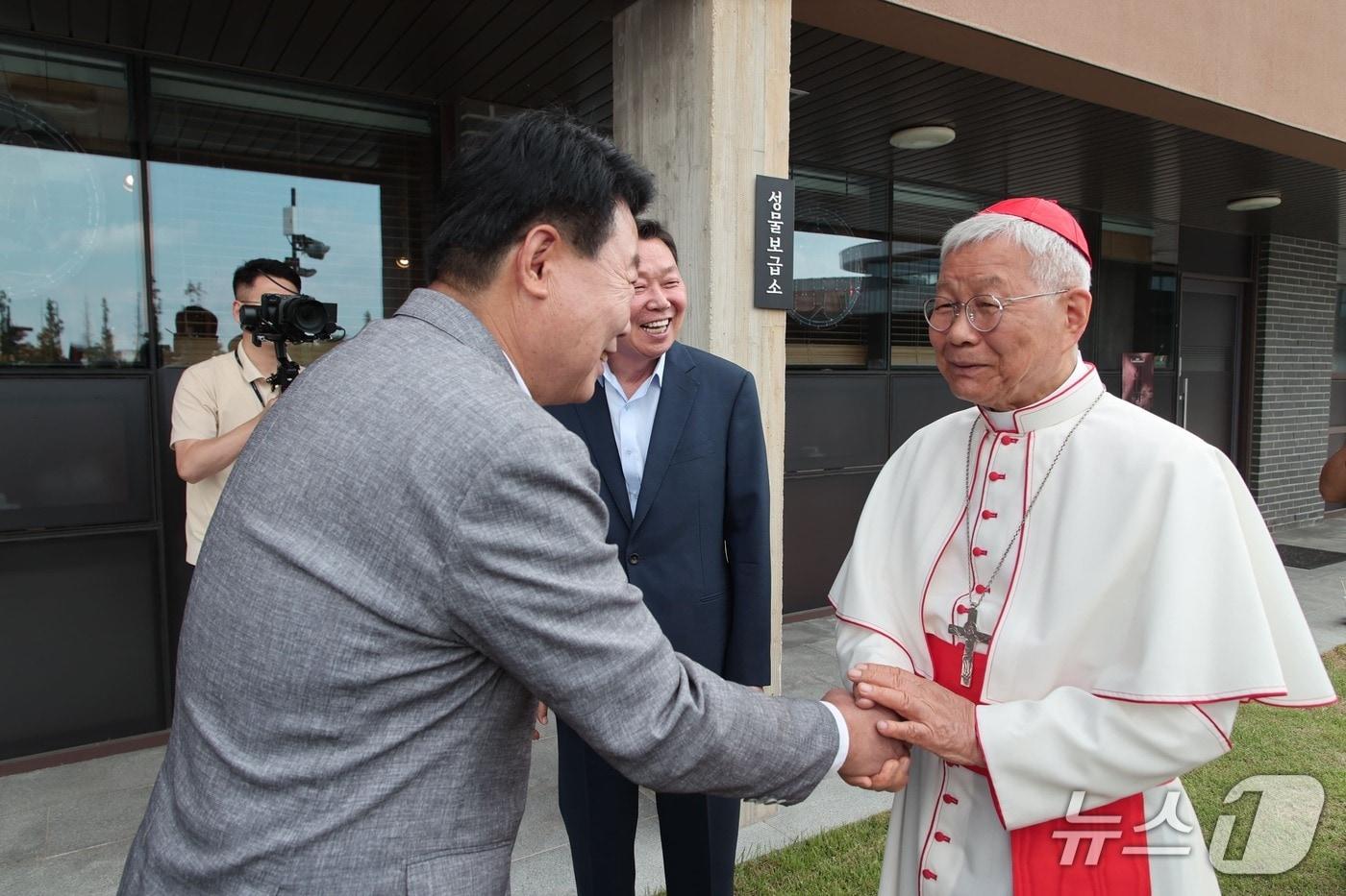 오성환 당진시장(왼쪽)이 솔뫼성지에서 유흥식 추기경을 만나 반갑게 인사를 나누고 있다. ⓒ 뉴스1