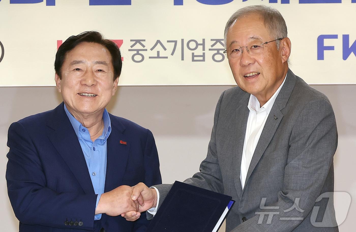 김기문 중소기업중앙회 회장과 류진 한국경제인연합회 회장&#40;오른쪽&#41;이 7일 서울 영등포구 여의도 중소기업중앙회에서 열린 대·중소기업이 함께하는 민생살리기를 위한 업무협약식에 참석해 함께 협약서를 들고 기념 촬영을 하고 있다. 2025.7.7/뉴스1 ⓒ News1 김진환 기자