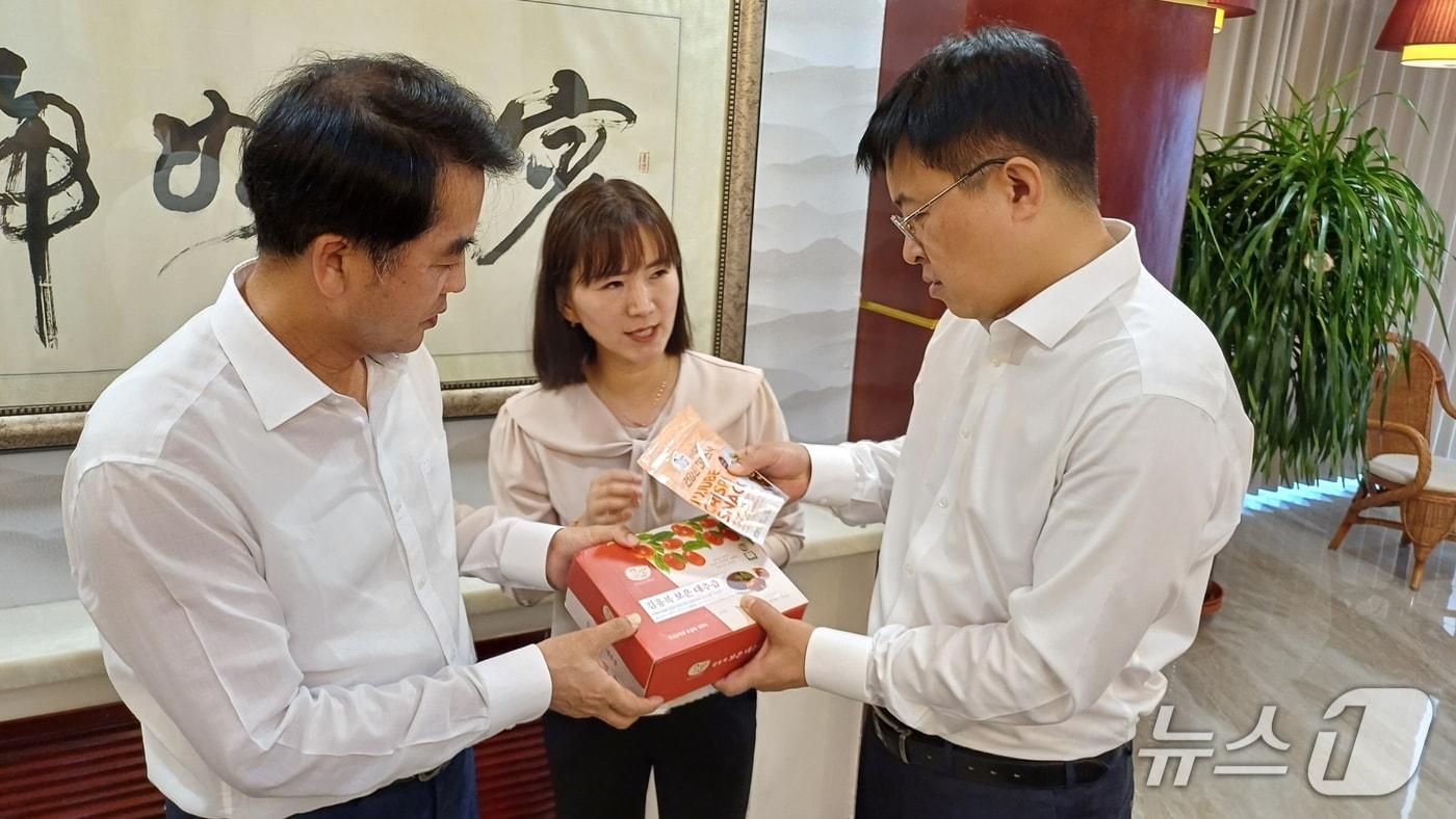 최재형  보은군수(왼쪽)가 중국 닝안시 정량 시장에게 보은대추를 선물하고 있다. (보은군 제공, 재판매 및 DB금지) /뉴스1