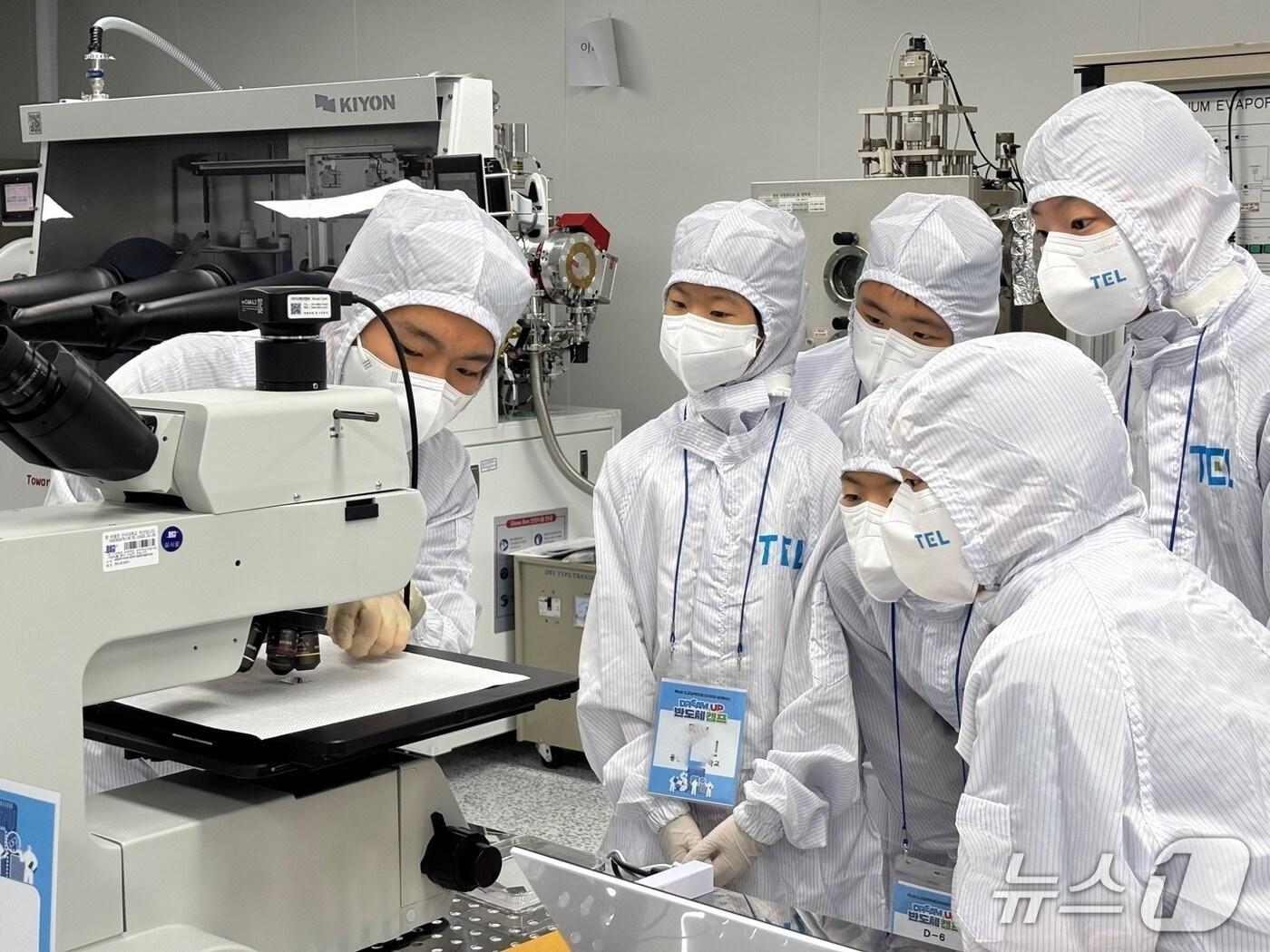 본문 이미지 - ‘도쿄일렉트론코리아와 함께하는 Dream up 반도체캠프’에 참가한 학생들이 반도체 제조 공정을 체험하고 있는 모습.&#40;용인시 제공&#41;