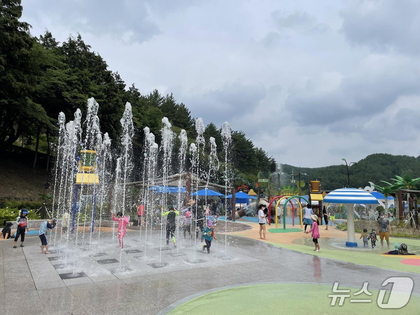 본문 이미지 - 진주 진양호공원 물놀이터&#40;진주시 제공. 재판매 및 DB금지&#41;.