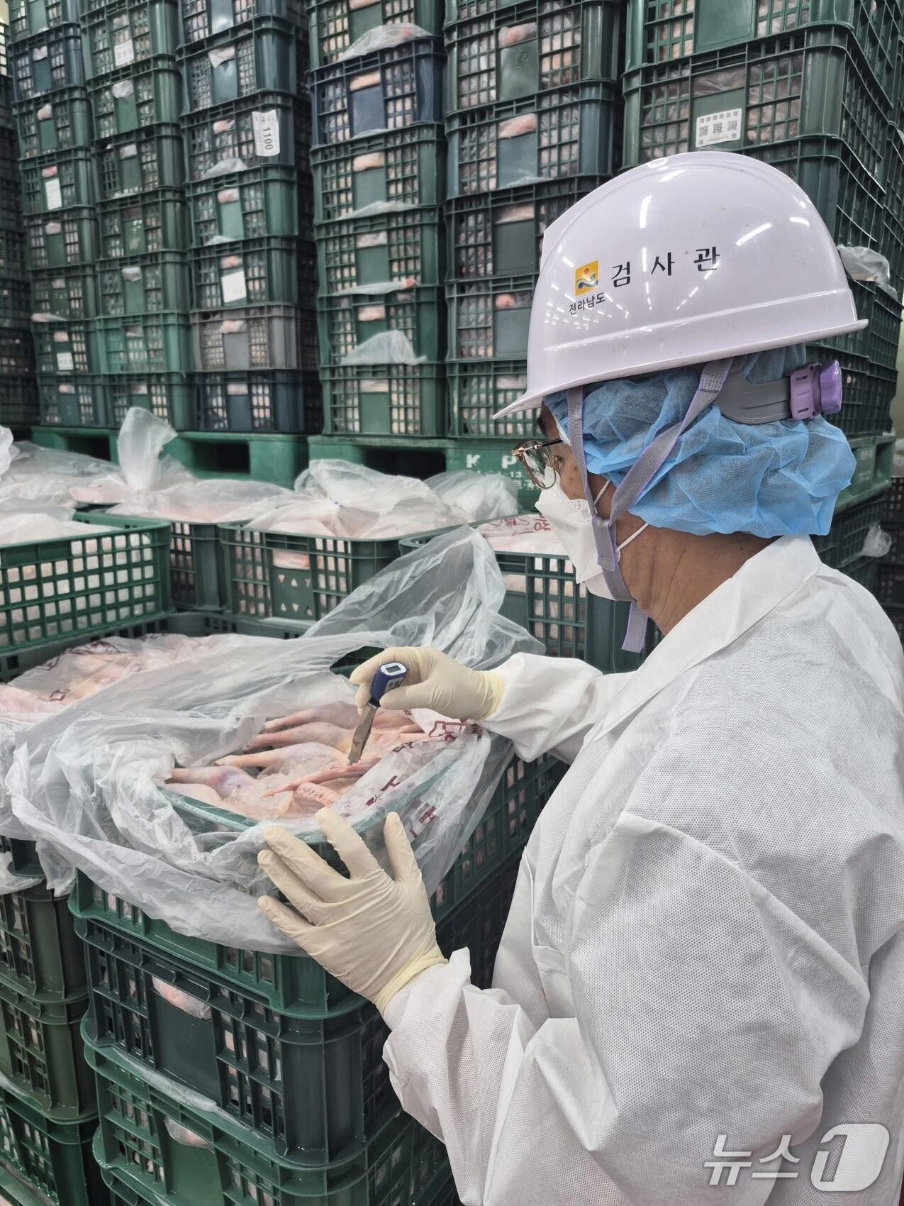 본문 이미지 - 도축검사 모습.(전남도 제공. 재판매 및 DB금지) 2025.7.7/뉴스1