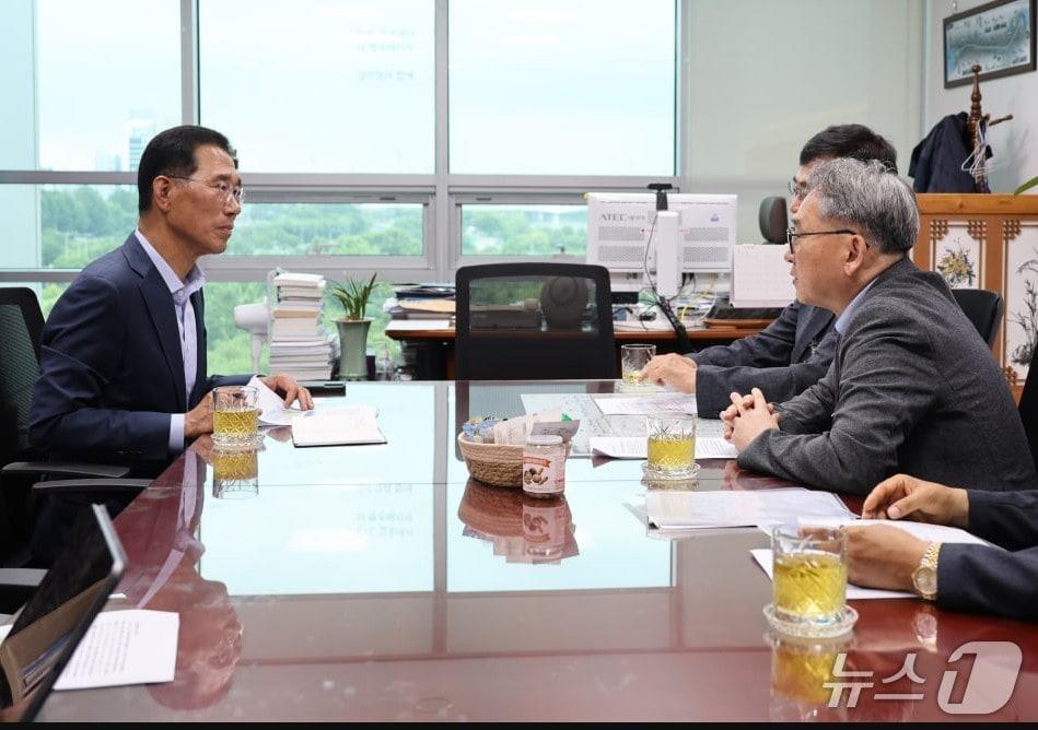 본문 이미지 - 김주영 의원이 인하대병원 측 관계자들과 대화를 하고 있다. (김주영 의원실 제공) / 뉴스1