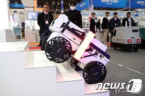 본문 이미지 - 대구 북구 엑스코에서 개막한 제12회 대구국제로봇산업전을 찾은 관람객들이 자율주행 배송로봇 스타트업 &#39;모빈&#39;이 한국도로공사와도 협업해 개발한 고속도로 통제용 신호수로봇 시연을 관람하고 있다. &#40;대구=뉴스1&#41; 공정식 기자&#40;사진은 기사 내용과 무관함&#41; / 뉴스1 ⓒ News1