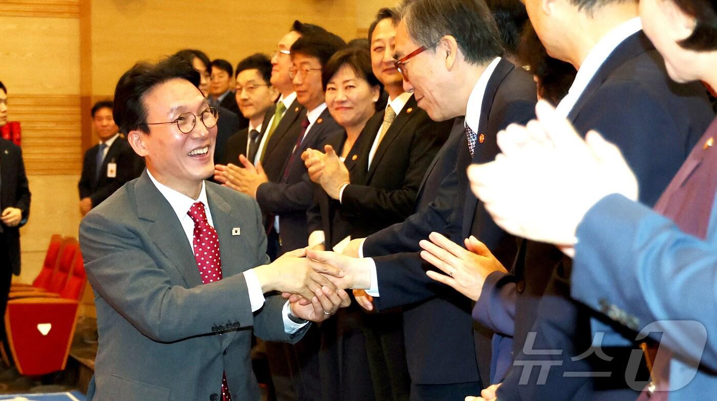 김민석 국무총리가 7일 오전 세종시 정부세종청사 대강당에서 열린 취임식에 참석하며 부처 장관들과 인사를 나누고 있다. 2025.7.7/뉴스1 ⓒ News1 김기남 기자