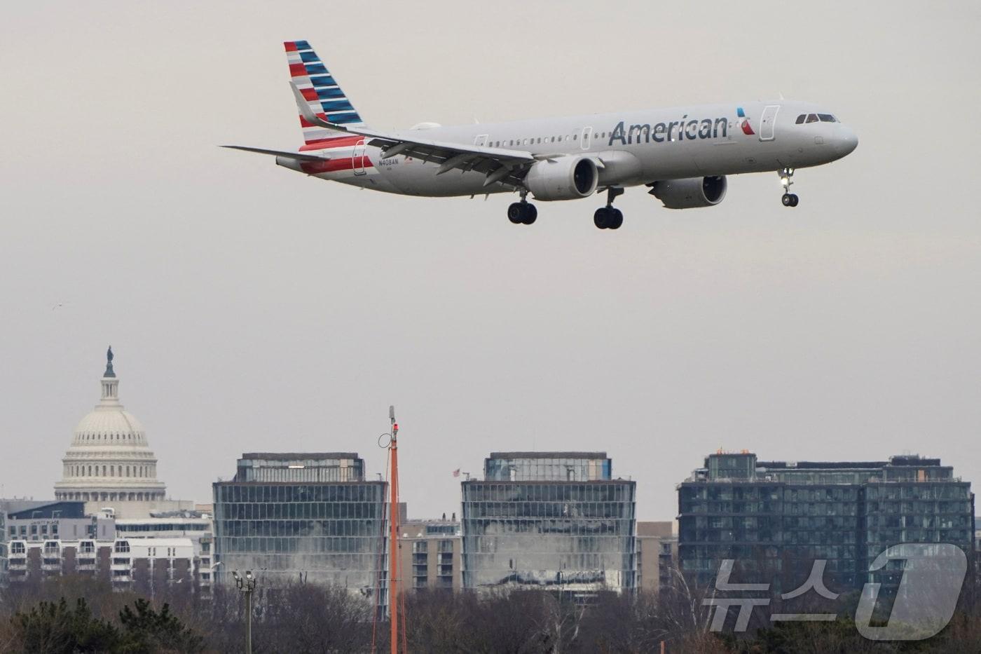 2022년 1월 24일&#40;현지시간&#41; 아메리칸항공 항공기가 미국 워싱턴 DC 국회의사당을 지나 버지니아주 알링턴 레이건 내셔널 공항에 착륙하기 직전 비행하는 모습. 2022.01.24. ⓒ 로이터=뉴스1 ⓒ News1 윤다정 기자