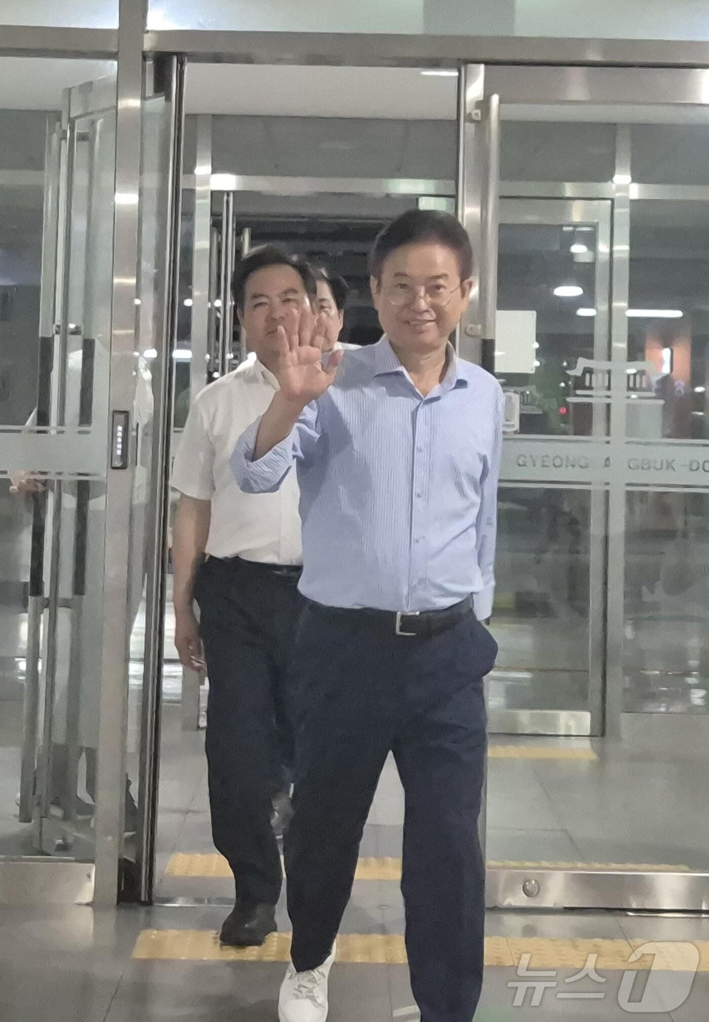 본문 이미지 - 이철우 경북지사가 7일 상반기 우수 공무원과 우수부서 2팀을 표창하고 격려하기 위해 도청 동락관을 들어서고 있다.ⓒ News1 김대벽기자