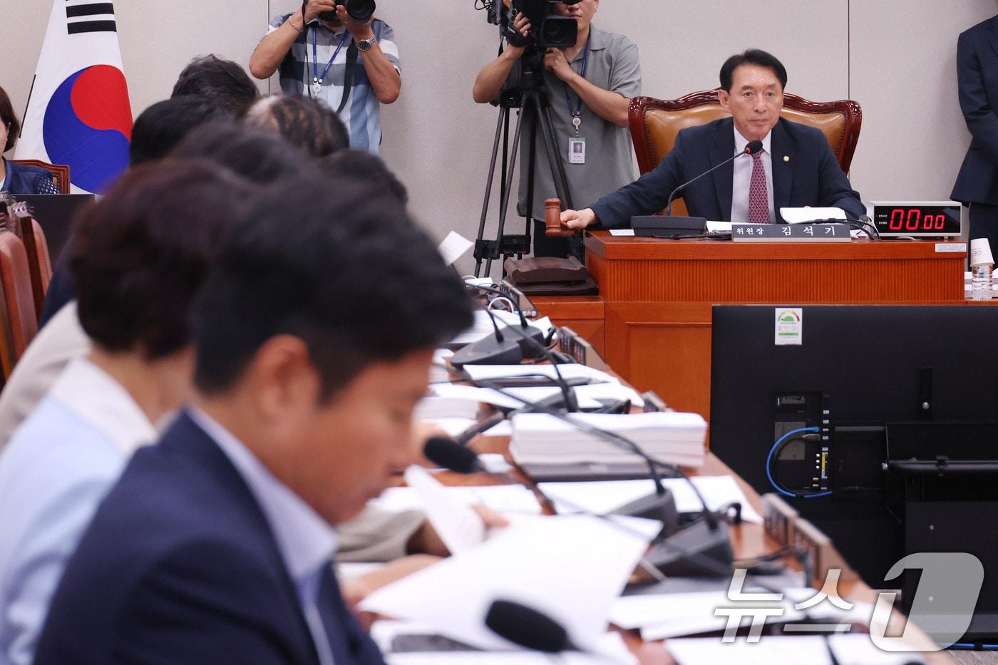 서울 여의도 국회에서 지난 7월 7일 열린 외교통일위원회 전체회의에서 김석기 위원장이 의사봉을 두드리며 통일부, 외교부 장관 후보자 인사청문회 실시계획서 채택의 건 등 안건을 상정하고 있다. 2025.7.7/뉴스1 ⓒ News1 이광호 기자