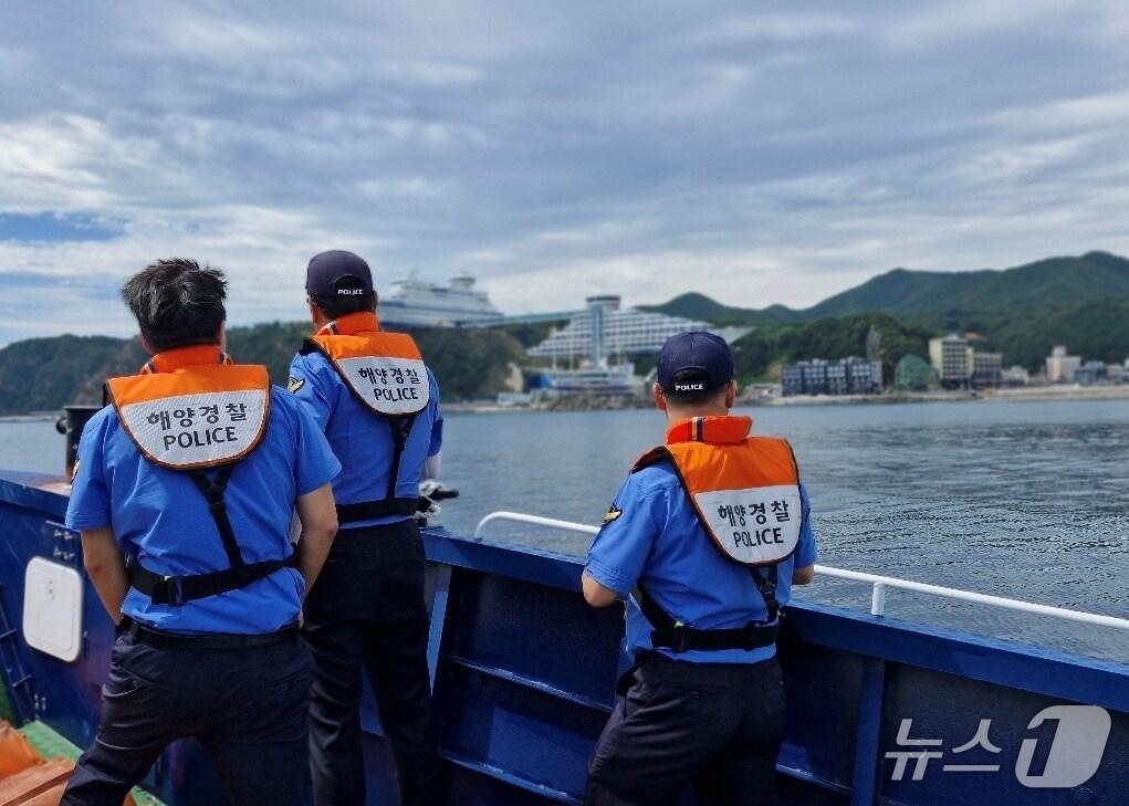 본문 이미지 - 강릉해경, 태풍 취약지 사전점검.(강릉해경 제공, 재판매 및 DB 금지) 2025.7.7/뉴스1