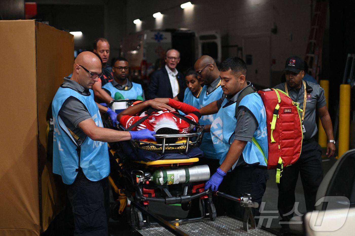 클럽월드컵 경기 도중 부상으로 실려나가는 무시알라 ⓒ AFP=뉴스1