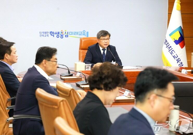 본문 이미지 - 유정기 전북교육감 권한대행이 7일 전략회의에서 학생 건강과 안전을 당부하고 나섰다.(전북교육청 제공)/뉴스1DB