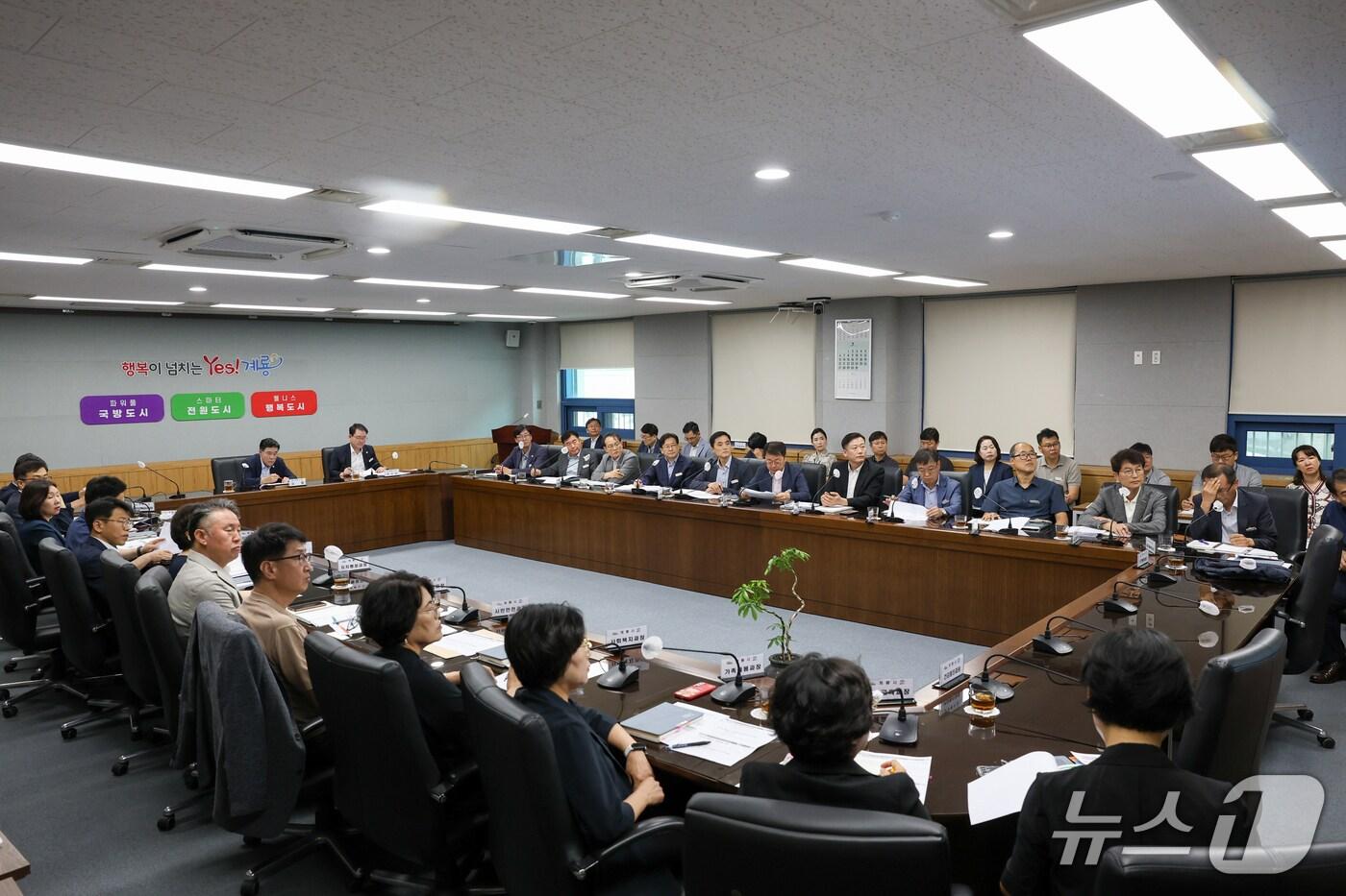 계룡시는 7일 상황실에서 간부공무원 30여 명과 함께 확대간부회의를 열고 주요 현안에 대해 논의했다.(계룡시 제공.재판매 및 DB금지)/뉴스1