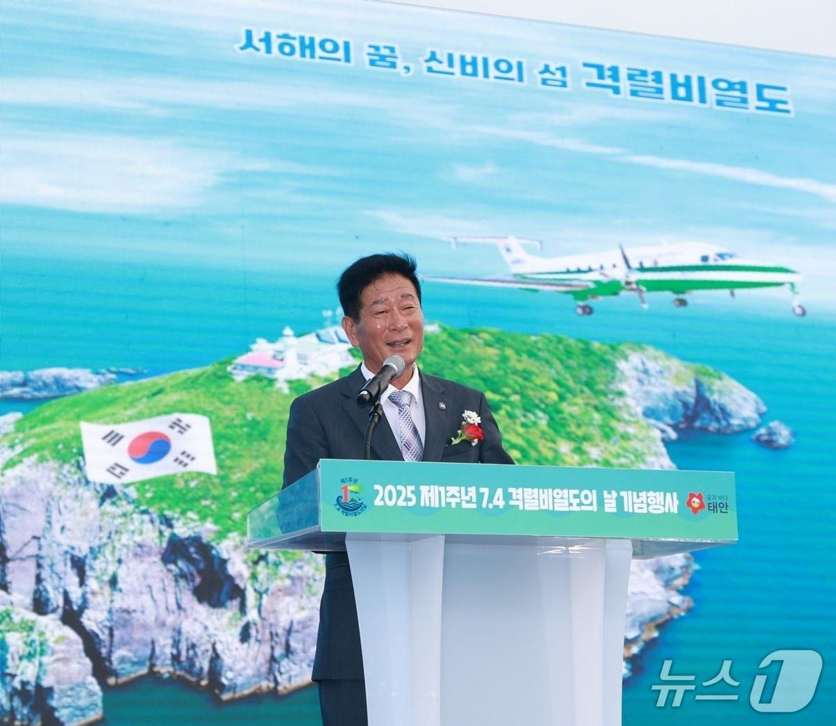 본문 이미지 - 제1주년 격렬비열도 기념행사에서 윤현돈 (사)격렬비열도사랑운동본부 회장이 인사말을 하고 있다.ⓒ 뉴스1