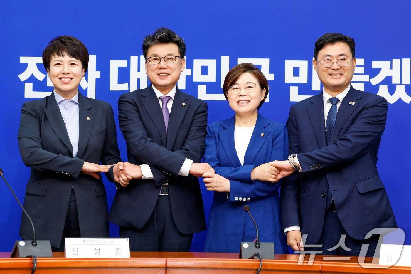 여야 정책위의장이 7일 서울 여의도 국회에서 상견례를 하고 있다. 왼쪽부터 국민의힘 김은혜 원내정책수석부대표 겸 정책위 수석부의장, 더불어민주당 진성준 정책위의장, 국민의힘 김정재 정책위의장, 더불어민주당 이정문 정책위 수석부의장. 2025.7.7/뉴스1 ⓒ News1 안은나 기자